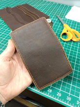 Load image into Gallery viewer, Oil tanned leather card wallet